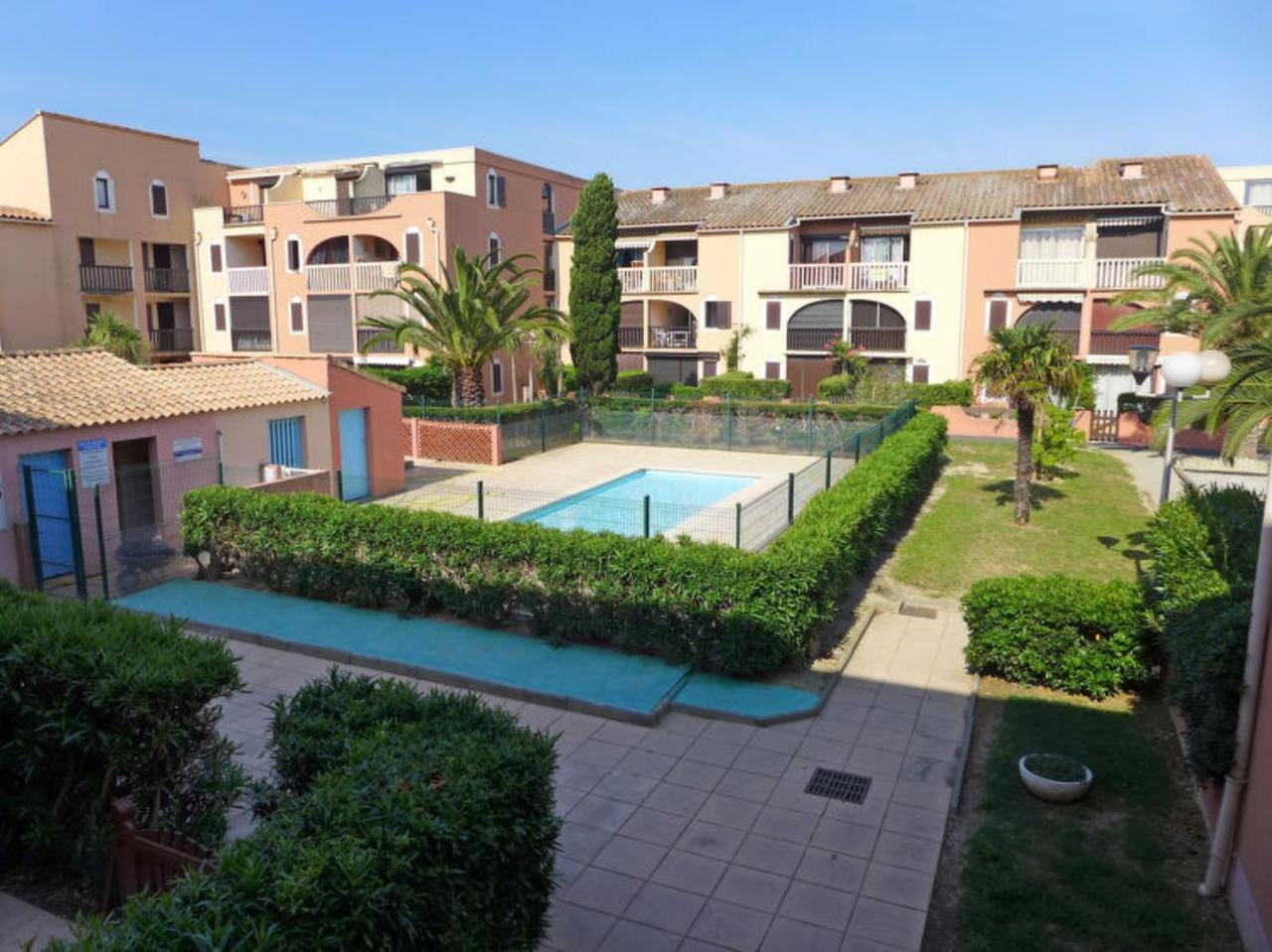 Appartement Charmant: Canet-en-Roussillon Retreat with Shared Pool Exterior photo